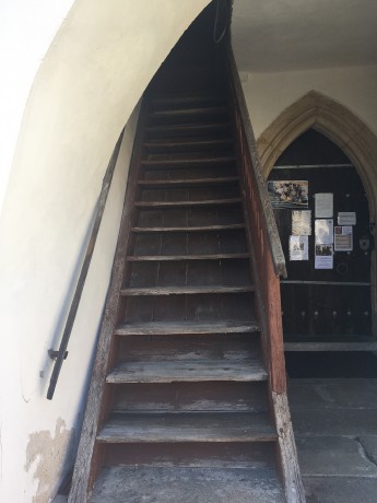 Staré dřevěné schodiště kostela