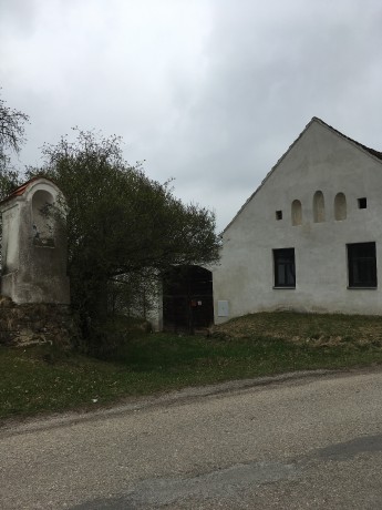 Dům z ukradenými soškami svatých a kaplička